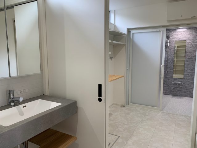 開放感ある勾配天井の家／平屋32坪