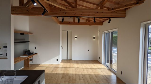 開放感ある勾配天井の家／平屋32坪