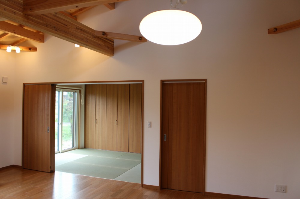 開放的な空間利用の平屋建て住宅／江南市