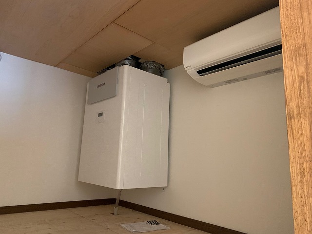 小屋裏には顕熱交換第一種換気システム本体！