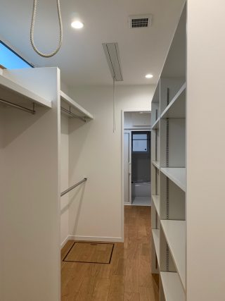 開放的な吹抜け中央階段の家／47.5坪