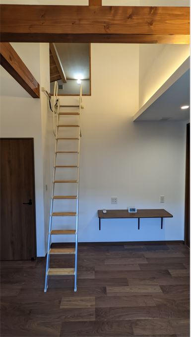 ハシゴの先には小屋裏収納スペース